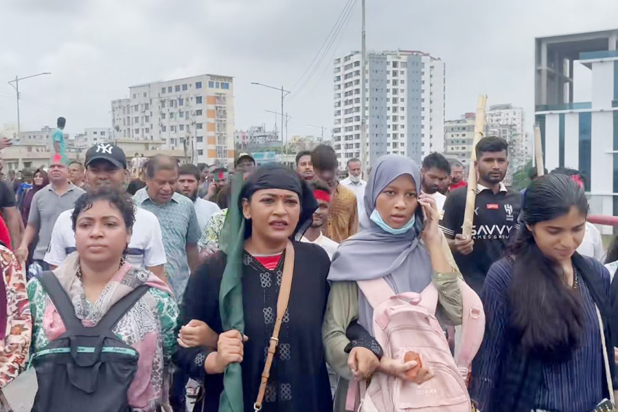 আন্দোলনরত অভিনেত্রী আজমেরী হক বাঁধন