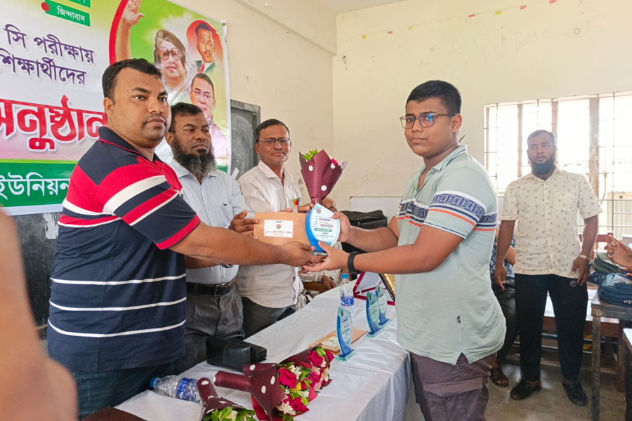 জিপিএ-৫ প্রাপ্ত কৃতী শিক্ষার্থীকে সংবর্ধনা