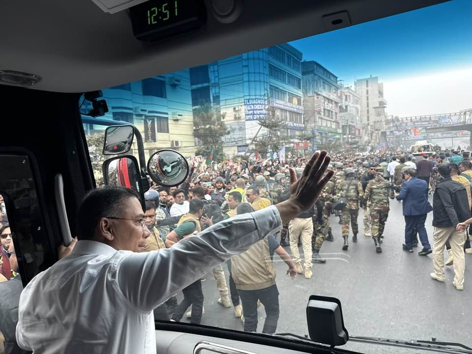 লাল-সবুজ বাসে বিমানবন্দর থেকে পূর্বাচলের পথে তারেক রহমান।