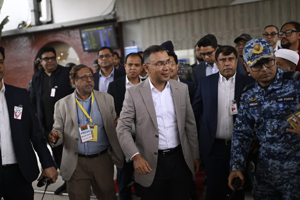 ঢাকার শাহজালাল আন্তর্জাতিক বিমানবন্দর থেকে বের হলেন তারেক রহমান। গন্তব্য জুলাই ৩৬ এক্সপ্রেসওয়ের সংবর্ধনা মঞ্চ।