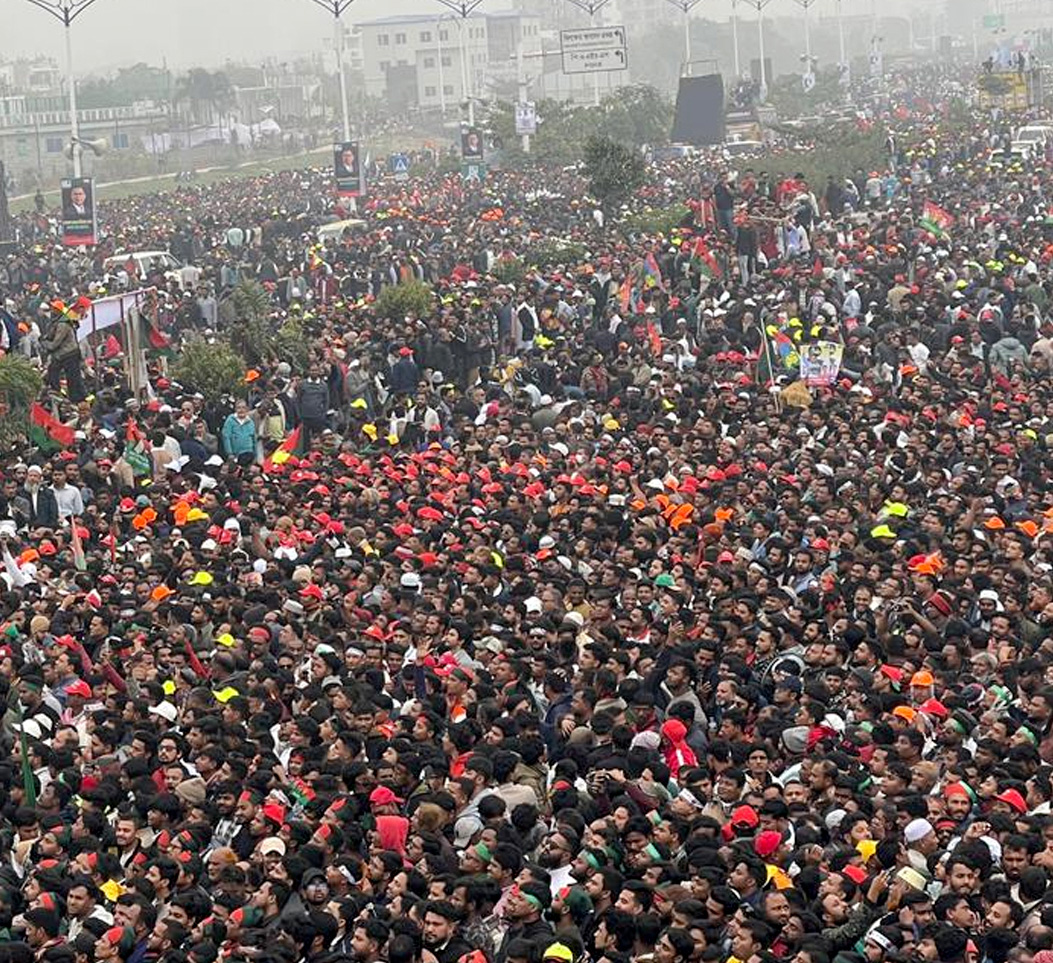জনসমূদ্রে পরিনত পূর্বাচল এলাকা।