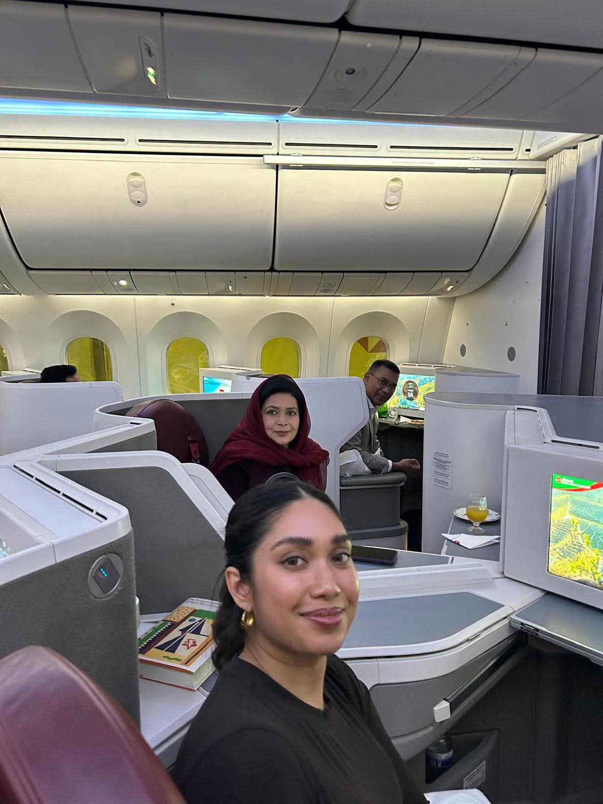 দেশের পথে তারেক রহমান সাথে কন্যা জাইমা রহমান ও স্ত্রী ডা. জুবাইদা রহমান।