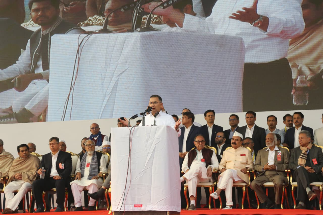 নেতা-কর্মীদের দীর্ঘ অপেক্ষার অবসান ঘটল। তিনি মঞ্চে দাড়ালেন বললেন, &lsquo;আই হ্যাভ এ প্ল্যান&rsquo;।