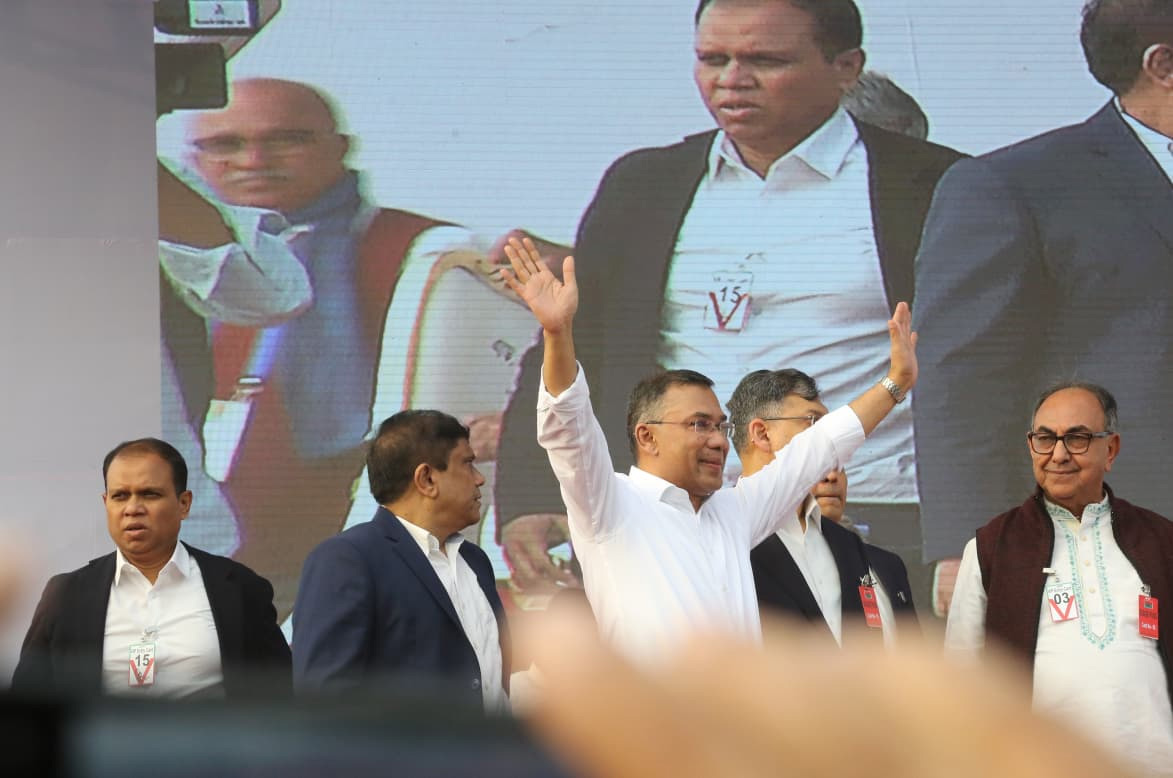 মঞ্চে উঠে তারেক রহমানের অভিবাদন গ্রহন।