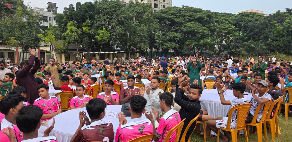  ‘জিয়া অনূর্ধ্ব-১৪ ওয়ার্ড ভিত্তিক ফুটবল টুর্নামেন্ট ২০২৫’–এর ট্রফি ও জার্সি উন্মোচন অনুষ্ঠানে খেলোয়াড় ও উপস্থিত জনতা।