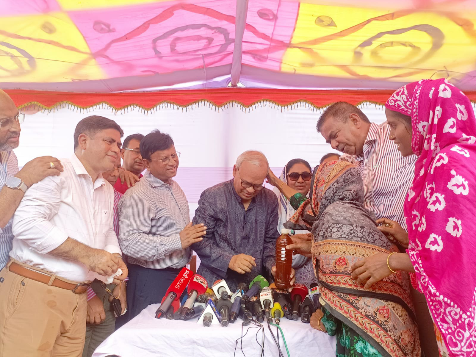  ‘আমরা বিএনপি পরিবার’ পক্ষ থেকে ‘গরু ছাড়াই ঘানি টানা’ প্রবীণ দম্পতিকে সহায়তা প্রদান
