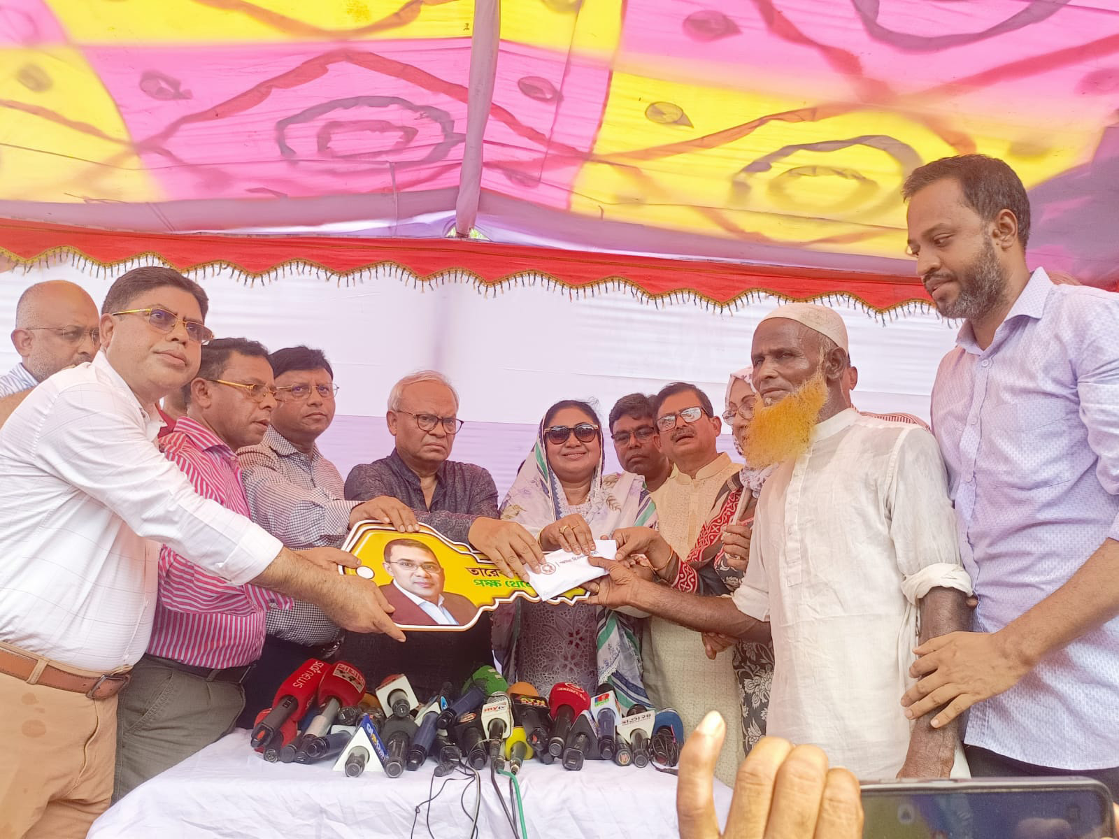 ‘আমরা বিএনপি পরিবার’ পক্ষ থেকে ‘গরু ছাড়াই ঘানি টানা’ প্রবীণ দম্পতিকে সহায়তা প্রদান।
