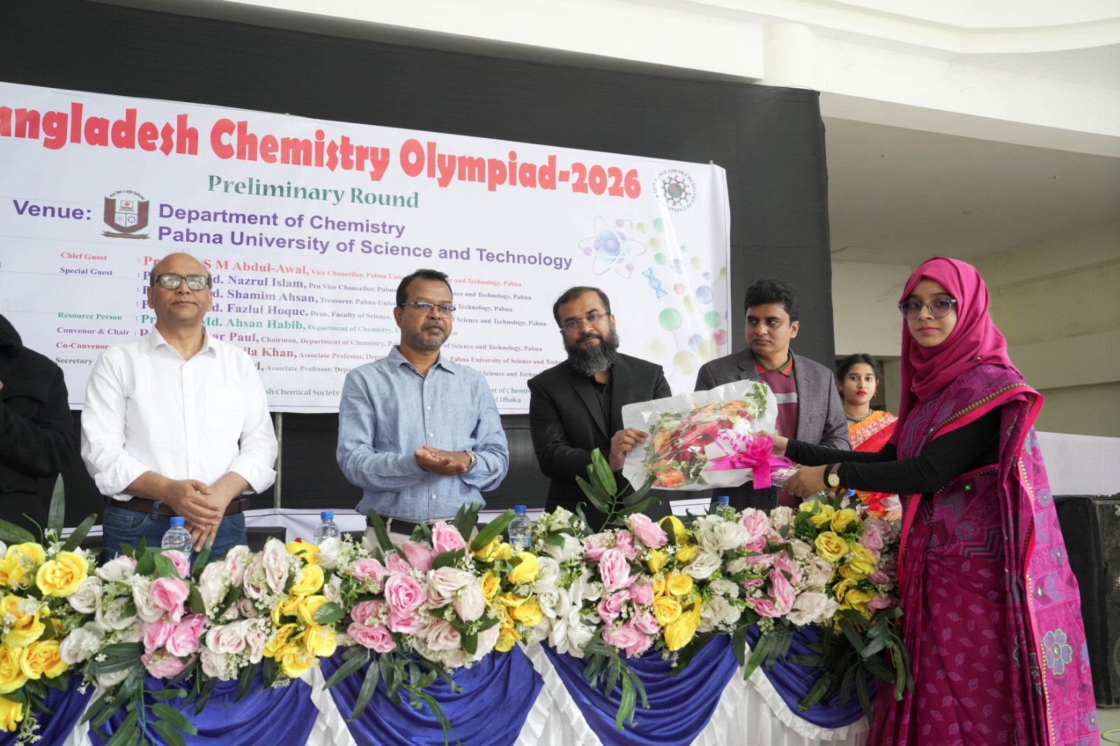 ফুল দিয়ে শুভেচ্ছা জানানো হয় অতিথিদের।