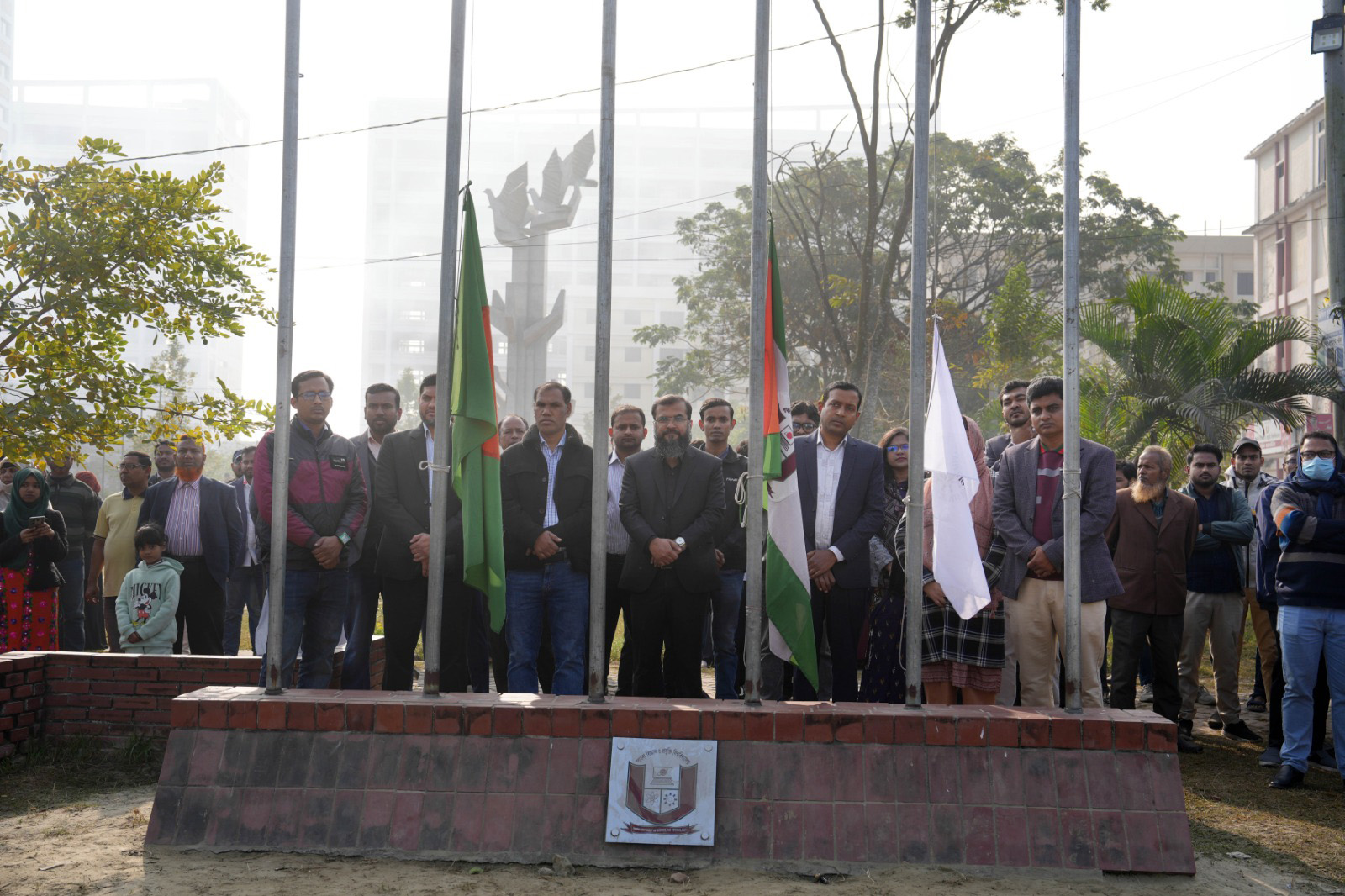 জাতীয় পতাকা ও বিশ্ববিদ্যালয় পতাকা উত্তোলন করা হয়।
