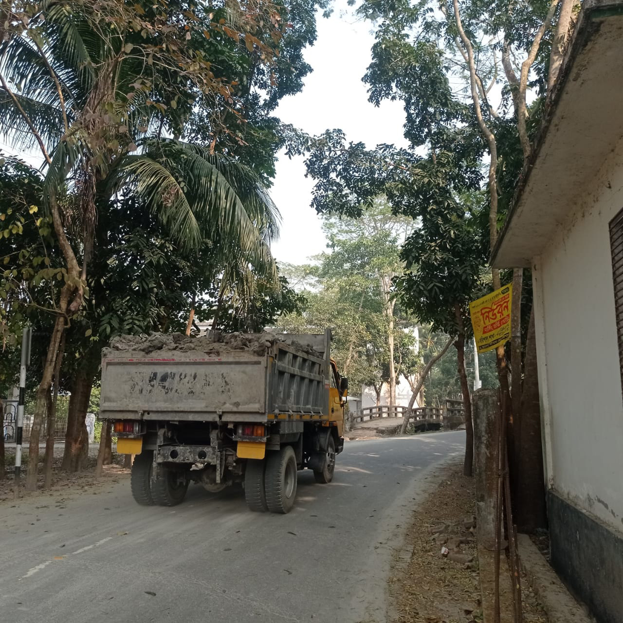 ভারী ট্রাকে বালু ও মাটি পরিবহন।