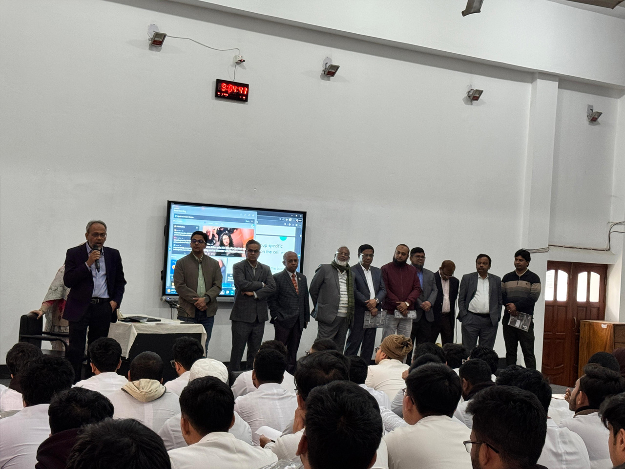 লিফলেট বিতরণ কর্মসূচিতে ডা. মো. রফিকুল ইসলাম।