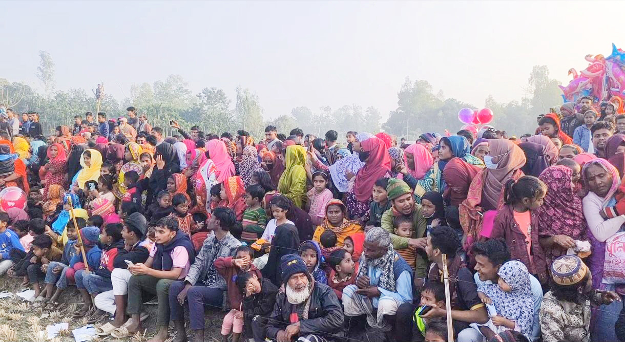 কুড়িগ্রামে ঐতিহ্যবাহী ঘোড়দৌড় প্রতিযোগিতা দর্শনার্থীদের ভিড়।