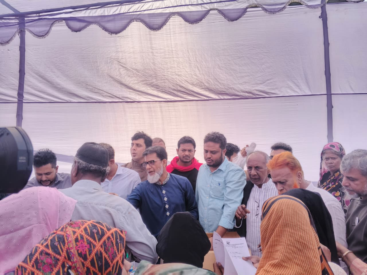 ৭৪ নম্বর ওয়ার্ডের উদ্যোগে ফ্রি মেডিকেল ক্যাম্পে ঢাকা-৯ আসনে বিএনপি প্রার্থী হাবিবুর রশিদ হাবিব।