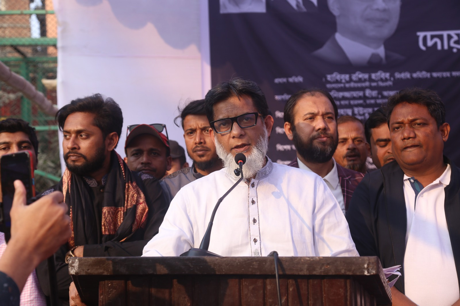 বক্তব্য রাখছেন ঢাকা-৯ আসনের বিএনপির মনোনীত প্রার্থী হাবিবুর রশিদ হাবিব।