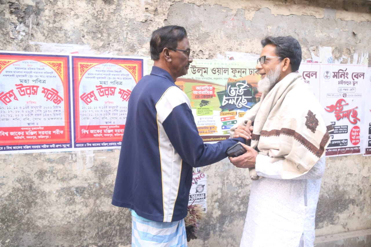 ঢাকা-৯ আসনে নানা শ্রেণি পেশার মানুষের সঙ্গে শুভেচ্ছা বিনিময়কালে হাবিবুর রশিদ হাবিব।