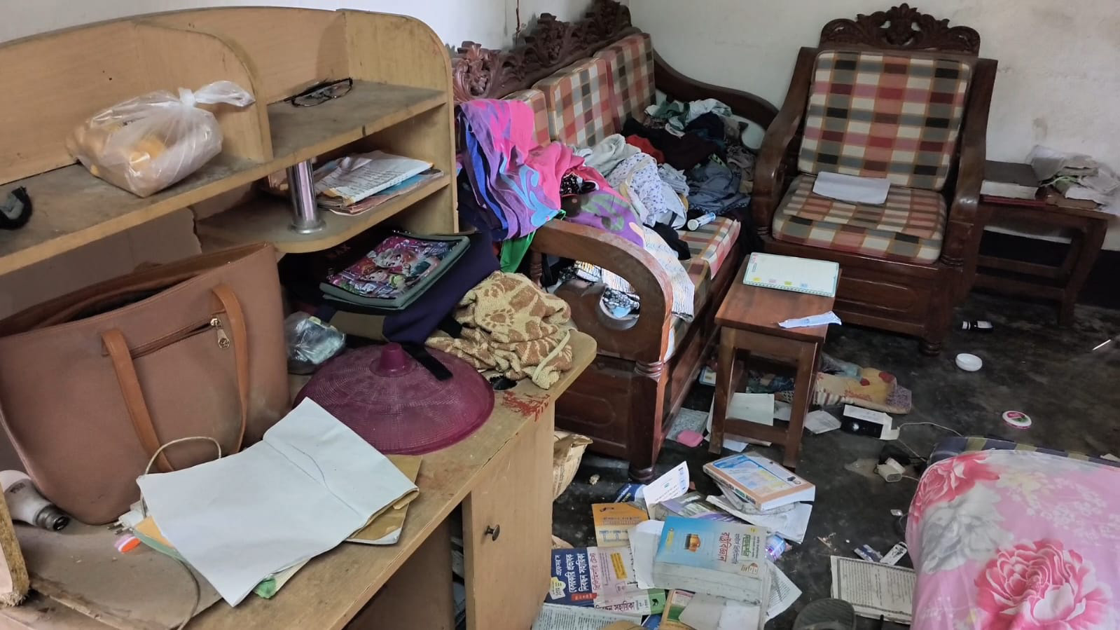 জামায়াত সমর্থক জাহিদ হাসান মুসার বাড়িতে ভাঙচুর-লুটপাটের পর চিত্র।