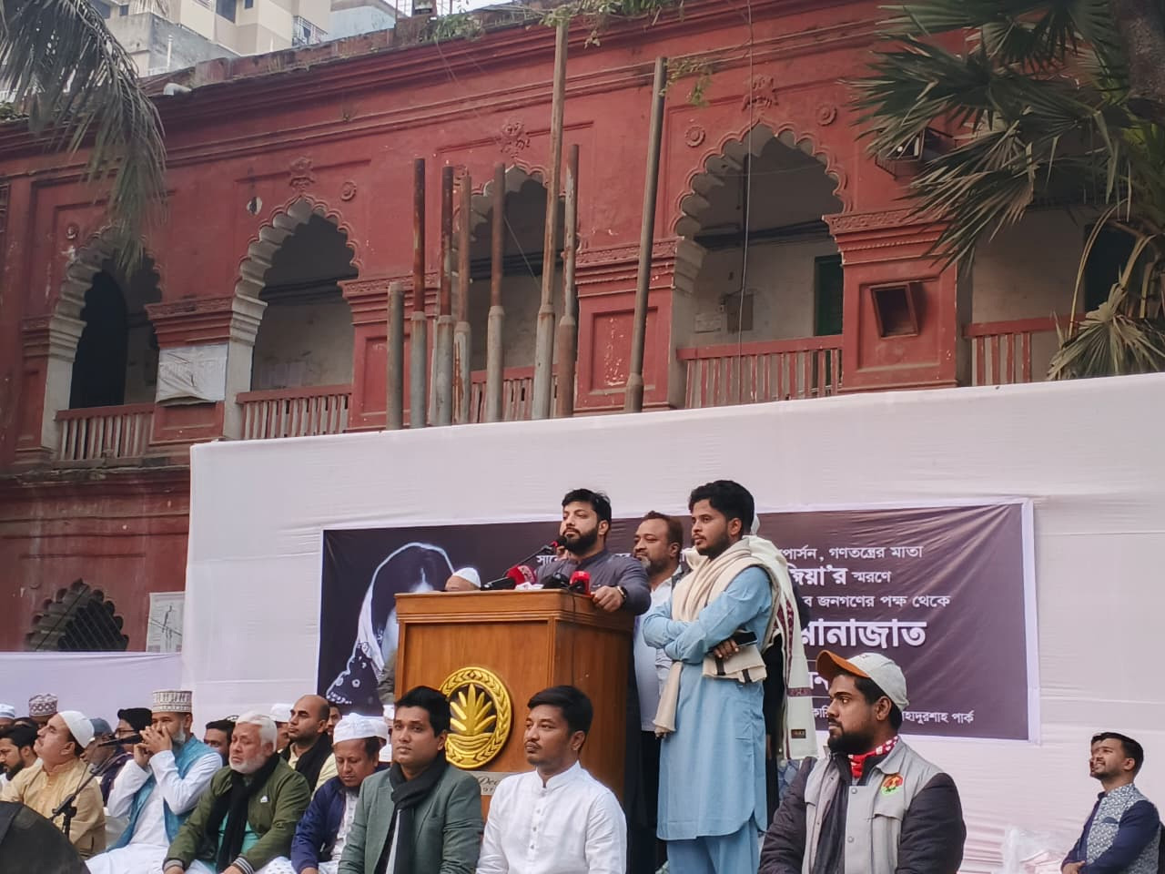 বক্তব্য রাখছেন ইশরাক হোসেন।