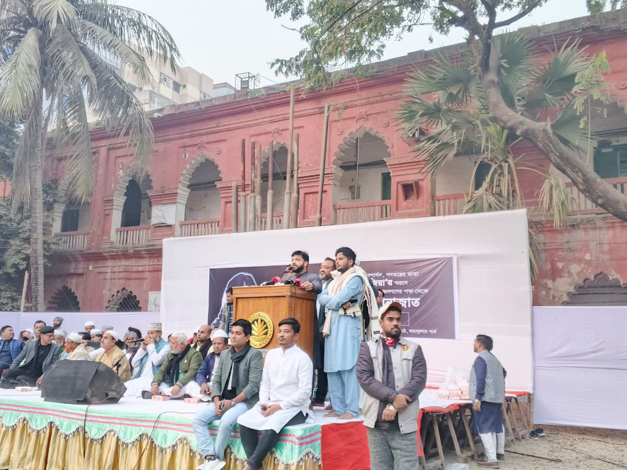 বক্তব্য রাখছেন ইশরাক হোসেন।