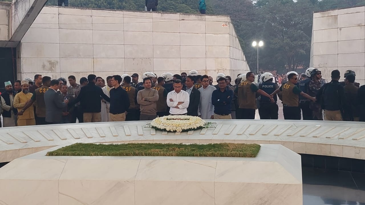 বাবা শহীদ রাষ্ট্রপতি জিয়াউর রহমানের কবরের পাশে তারেক রহমান।