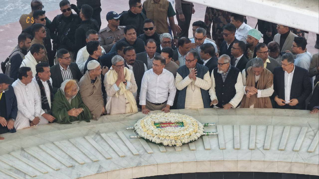 নেতা-কর্মীদের নিয়ে বাবার সমাধিতে তারেক রহমানের শ্রদ্ধা নিবেদন।