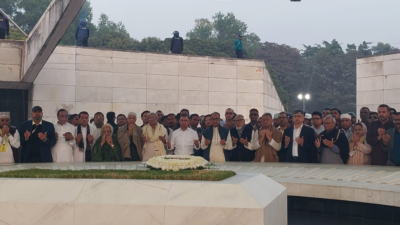 দেড় যুগ পর বাবার কবর জিয়ারত করেন তারেক রহমান। সাথে সিনিয়র নেতারা।