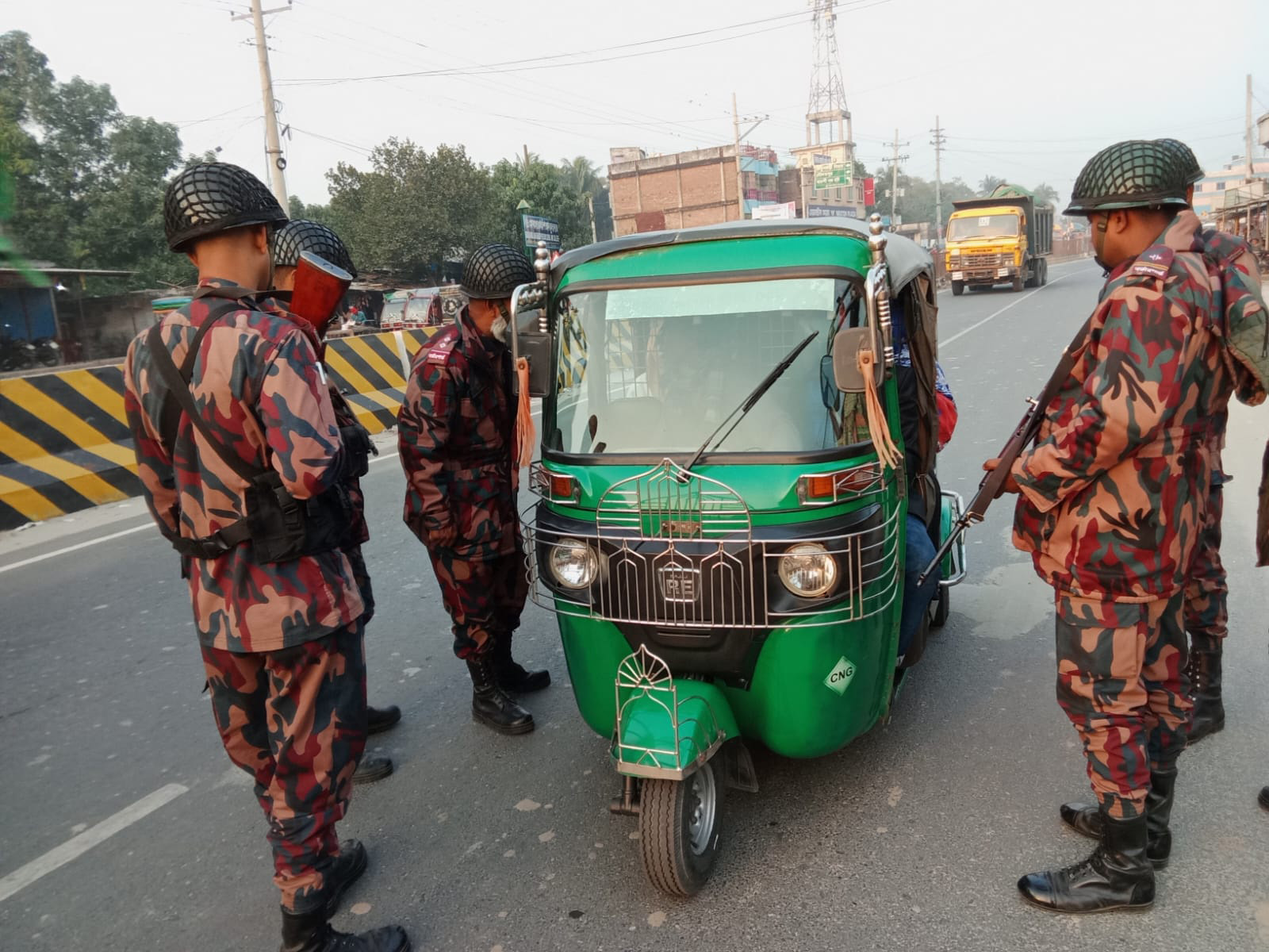 বিশেষ চেকপোস্ট বসিয়ে বিজিবির তল্লাশি।