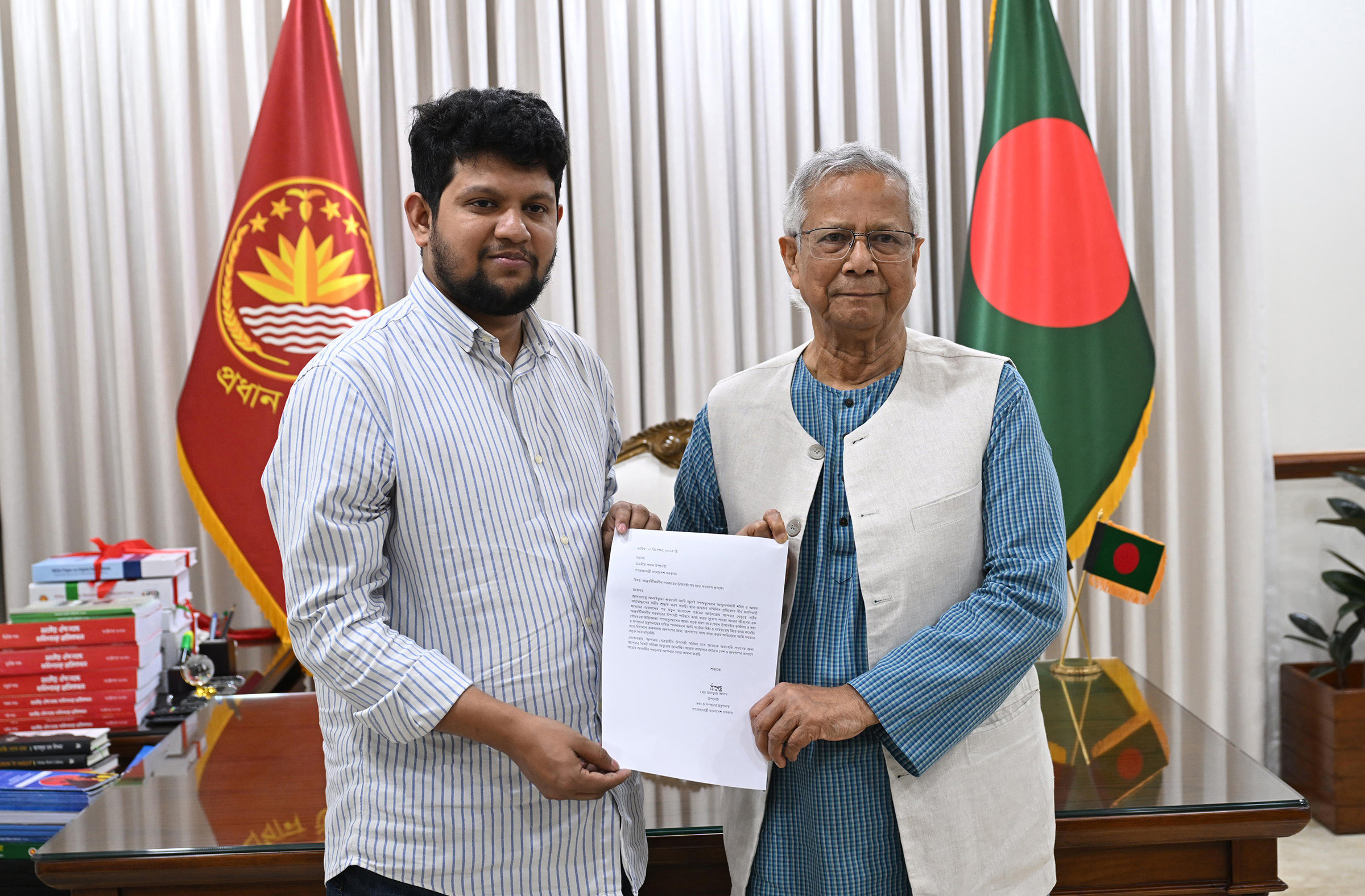 মাহফুজ আলমের পদত্যাগপত্র গ্রহণ করছেন প্রধান উপদেষ্টা।