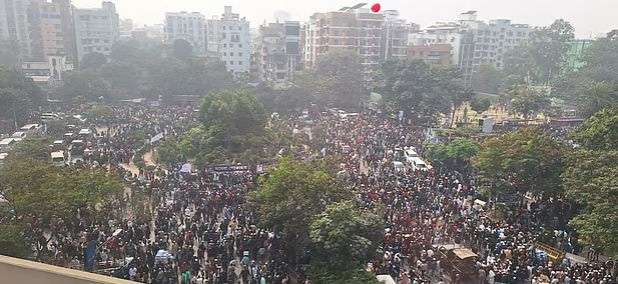 মানিক মিয়া অ্যাভিনিউয়ে জনতার ঢল।