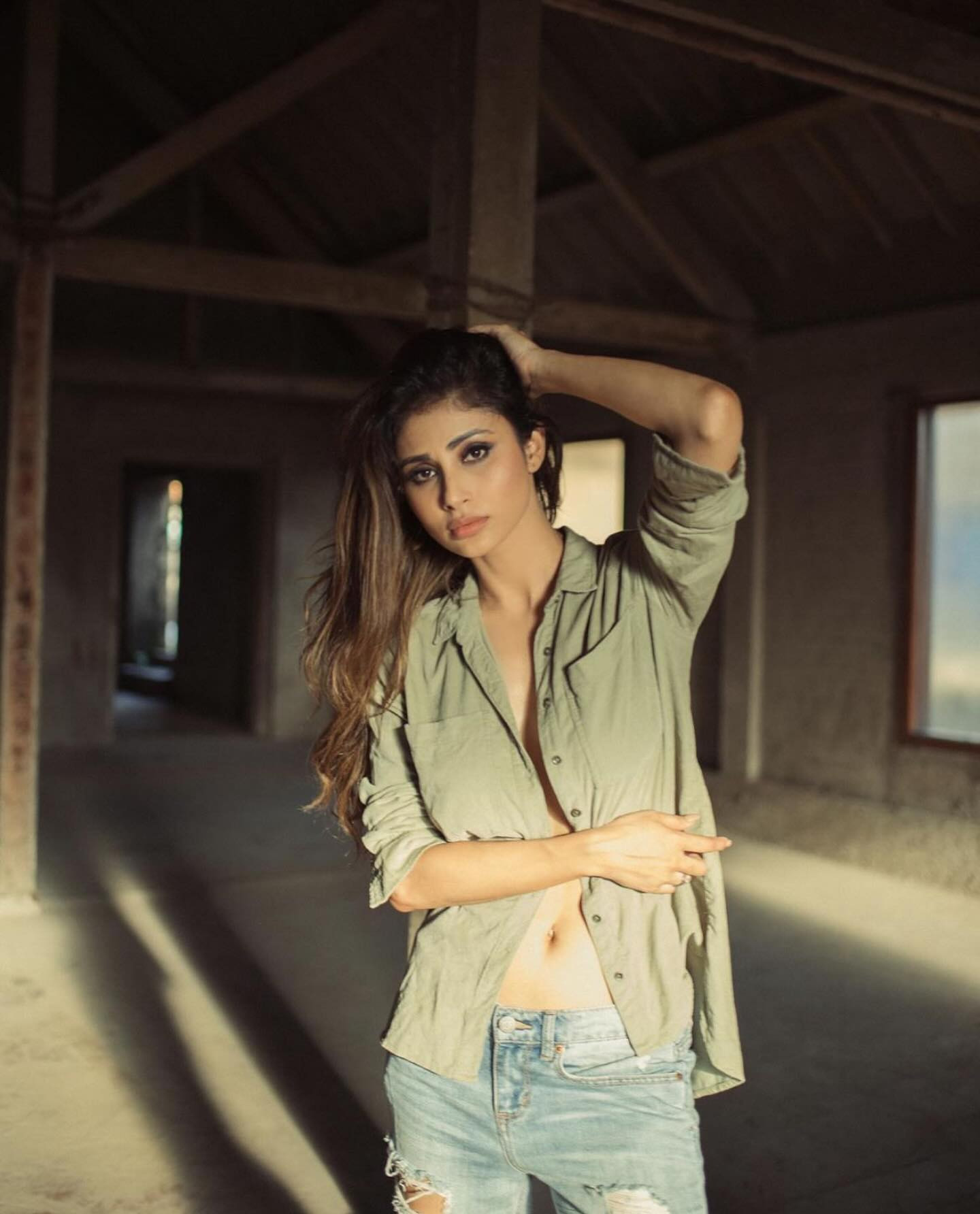 বলিউড অভিনেত্রী মৌনী রায়।