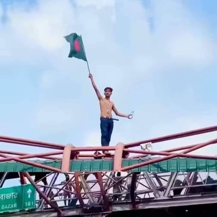 জাতীয় পতাকা উড়িয়ে সমগ্র দেশবাসীকে প্রবলভাবে উদ্বেলিত করেছিলেন ছাত্রদল কর্মী মুত্তাকিন।