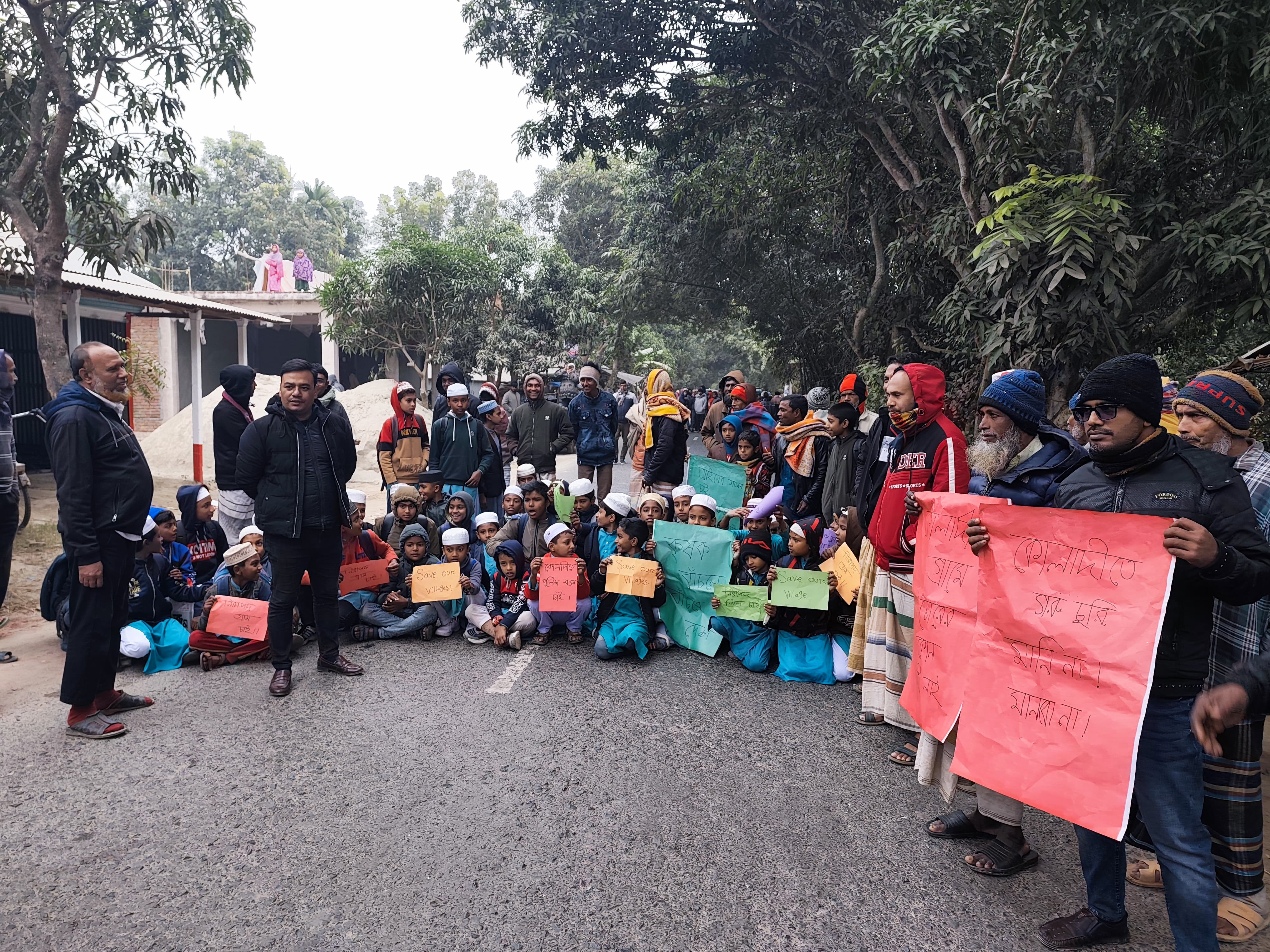 গরু চুরির প্রতিবাদে রাস্তা অবরোধ করে এলাকাবাসীর বিক্ষোভ।