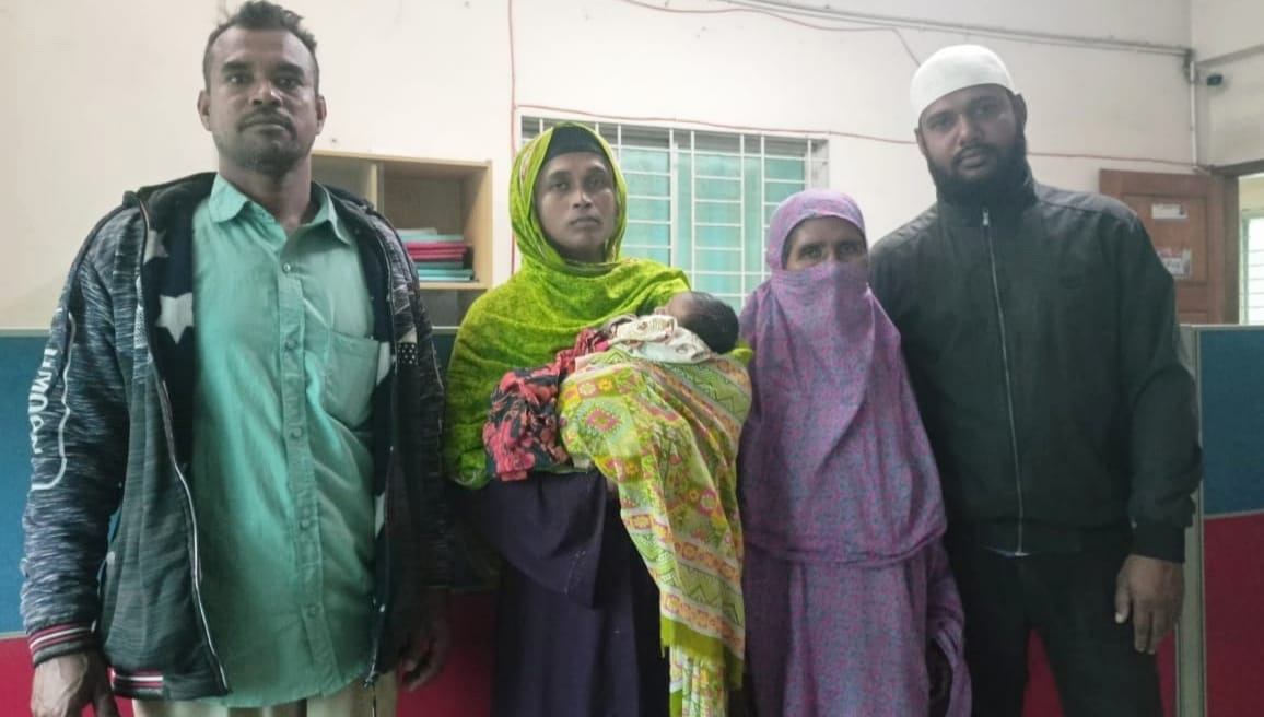 বাবা-মায়ের কোলে ফিরিয়ে দেয়া হয় শিশুটিকে।