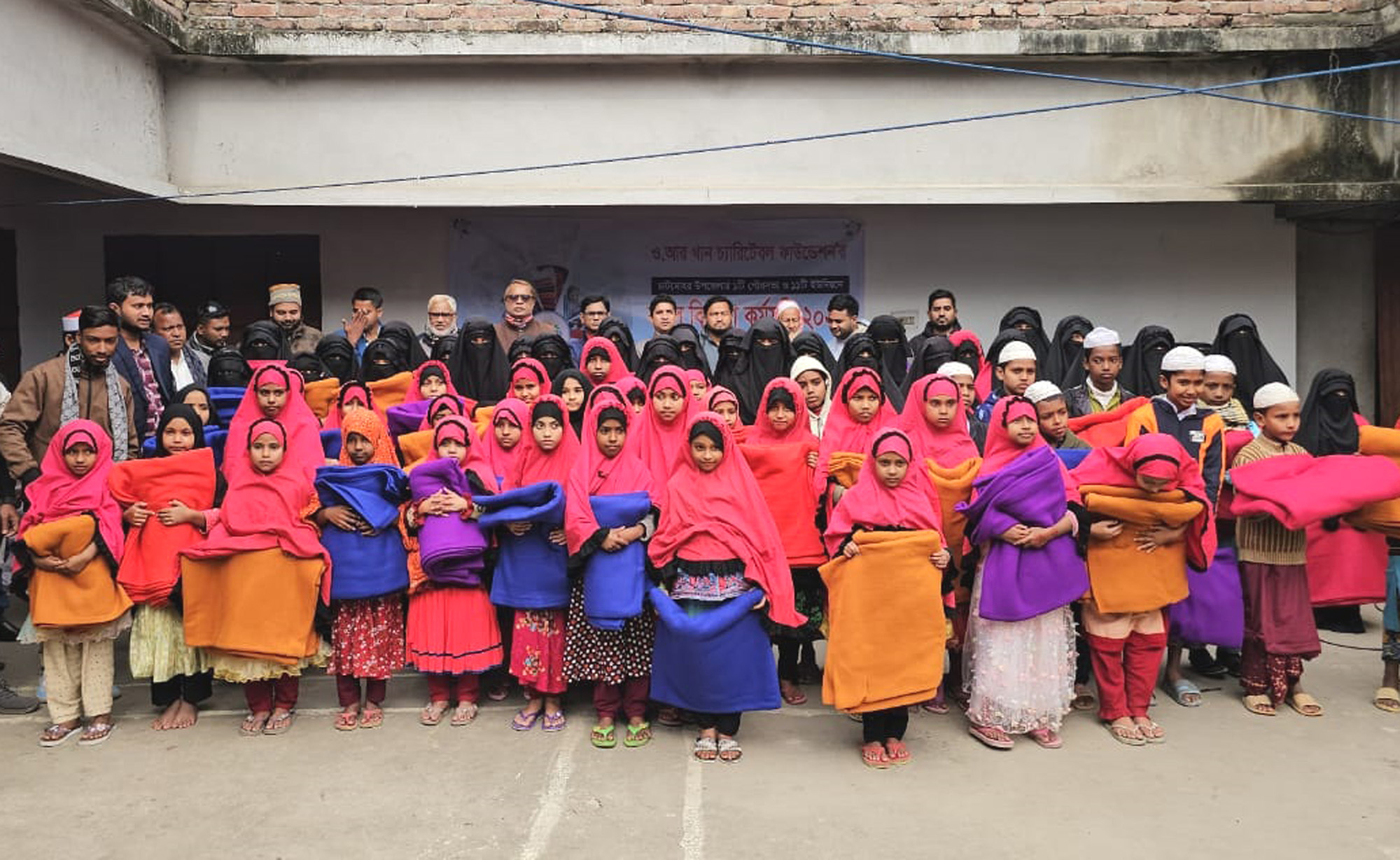 ও আর খান চ্যারিটেবল ফাউন্ডেশনের উদ্যোগে কম্বল বিতরণ।