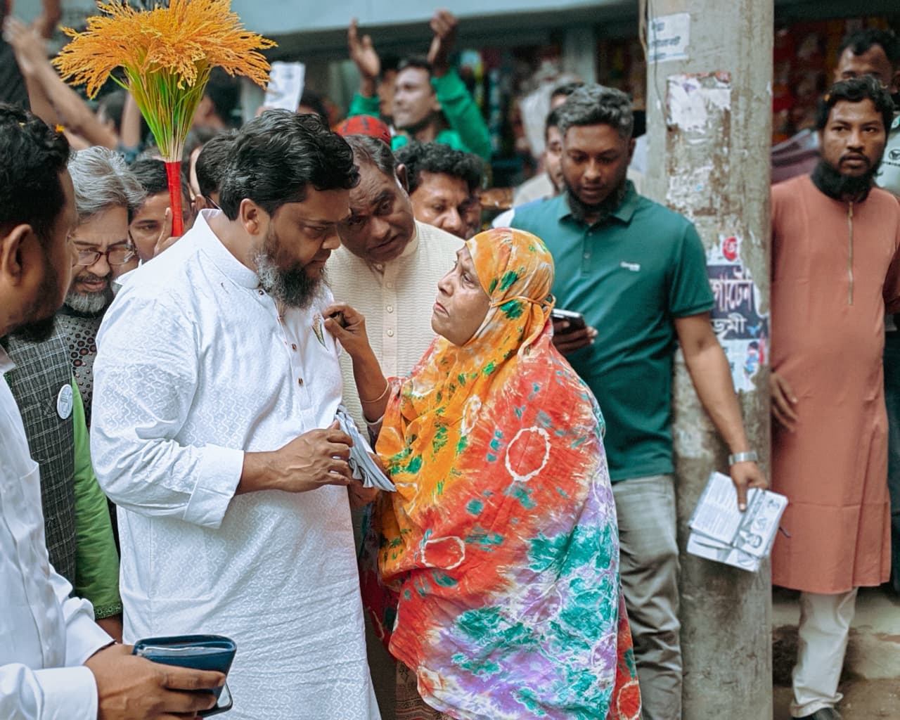 নির্বাচনী গণসংযোগ ও লিফলেট বিতরণ কর্মসূচিতে তানভীর আহমেদ রবিন।