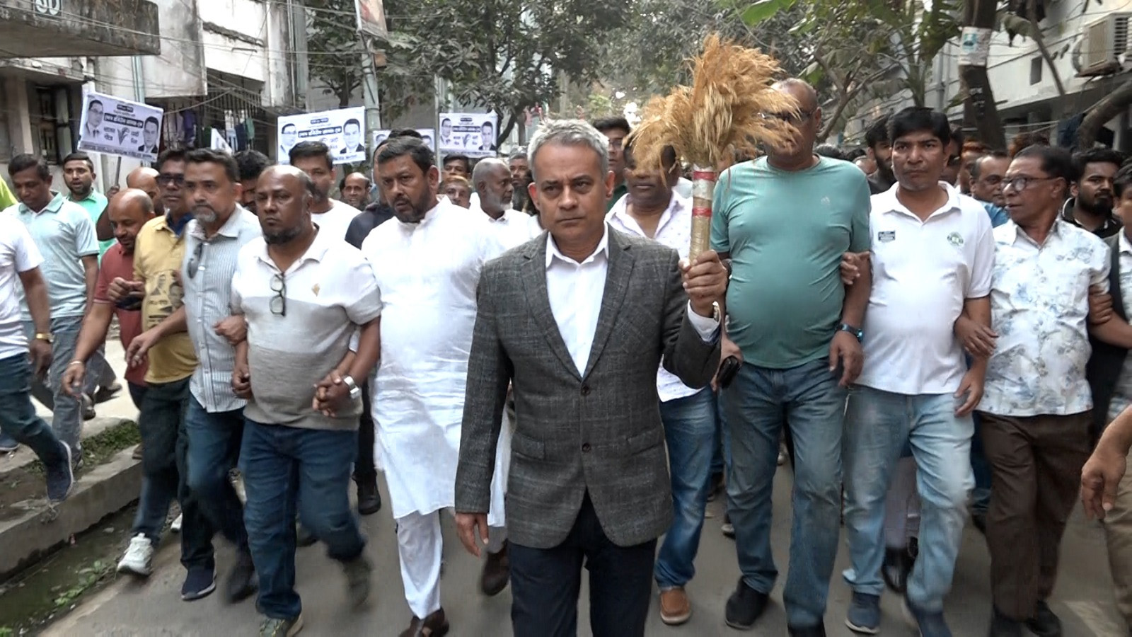 নির্বাচনী গণসংযোগকালে শেখ রবিউল আলম রবি।