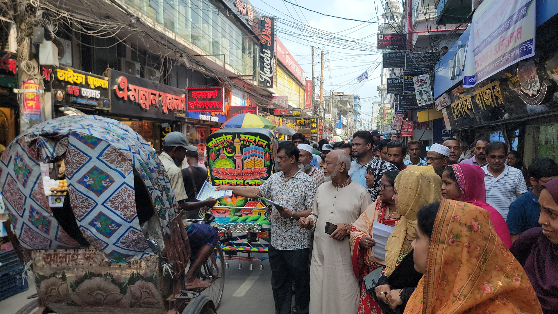 ৩১ দফার লিফলেট বিতরণ করছেন আবু নাসের মুহাম্মদ রহমাতুল্লাহ।