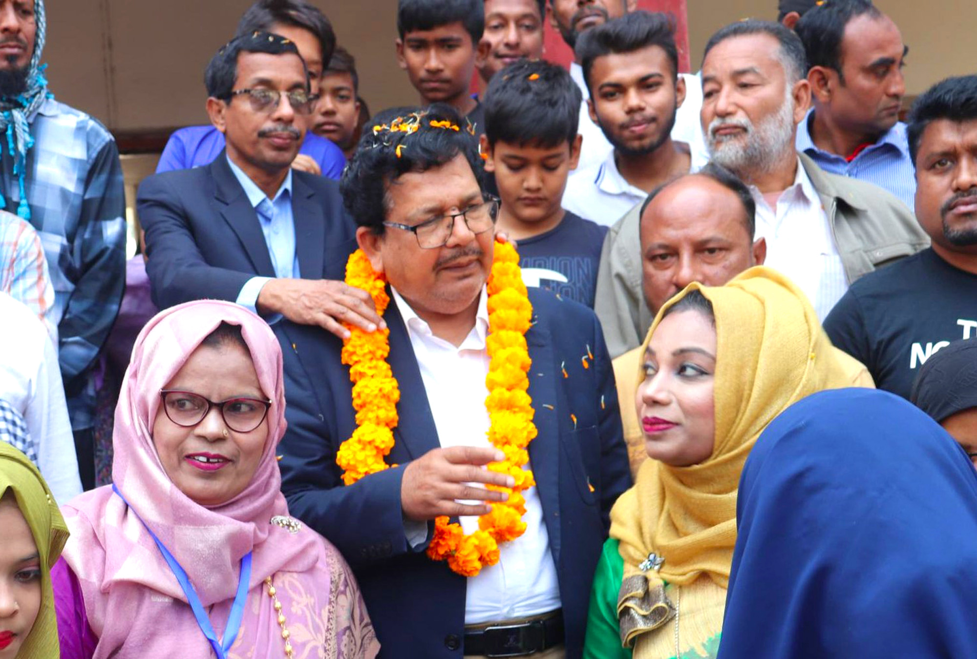 নির্বাচনে বিজয়ের পর ফুলেল শুভেচ্ছায় সিক্ত শিমুল বিশ্বাস।