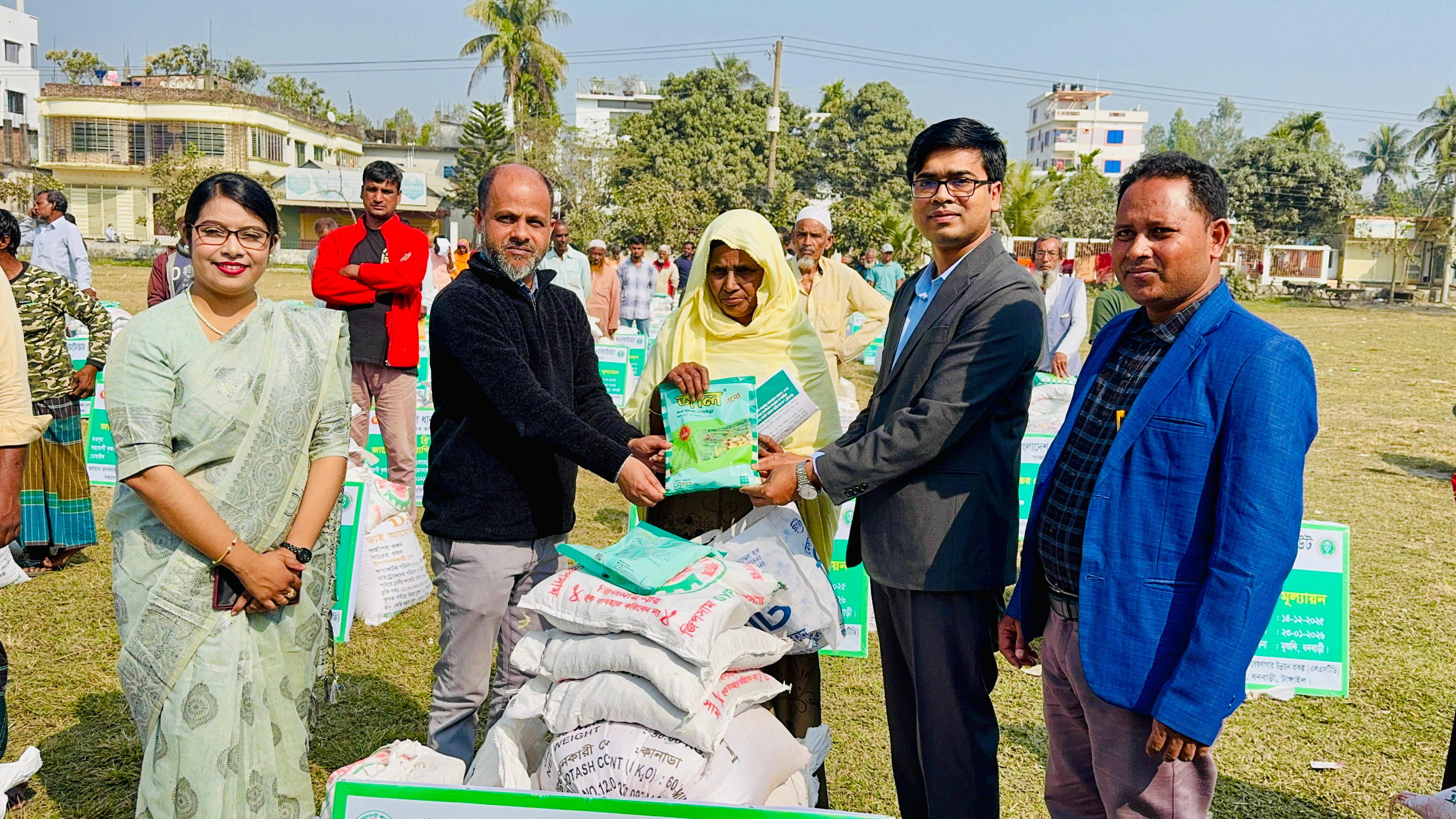 এলএসটিডি প্রকল্পের সহায়তায় ধনবাড়িতে কৃষি উপকরণ বিতরণ।