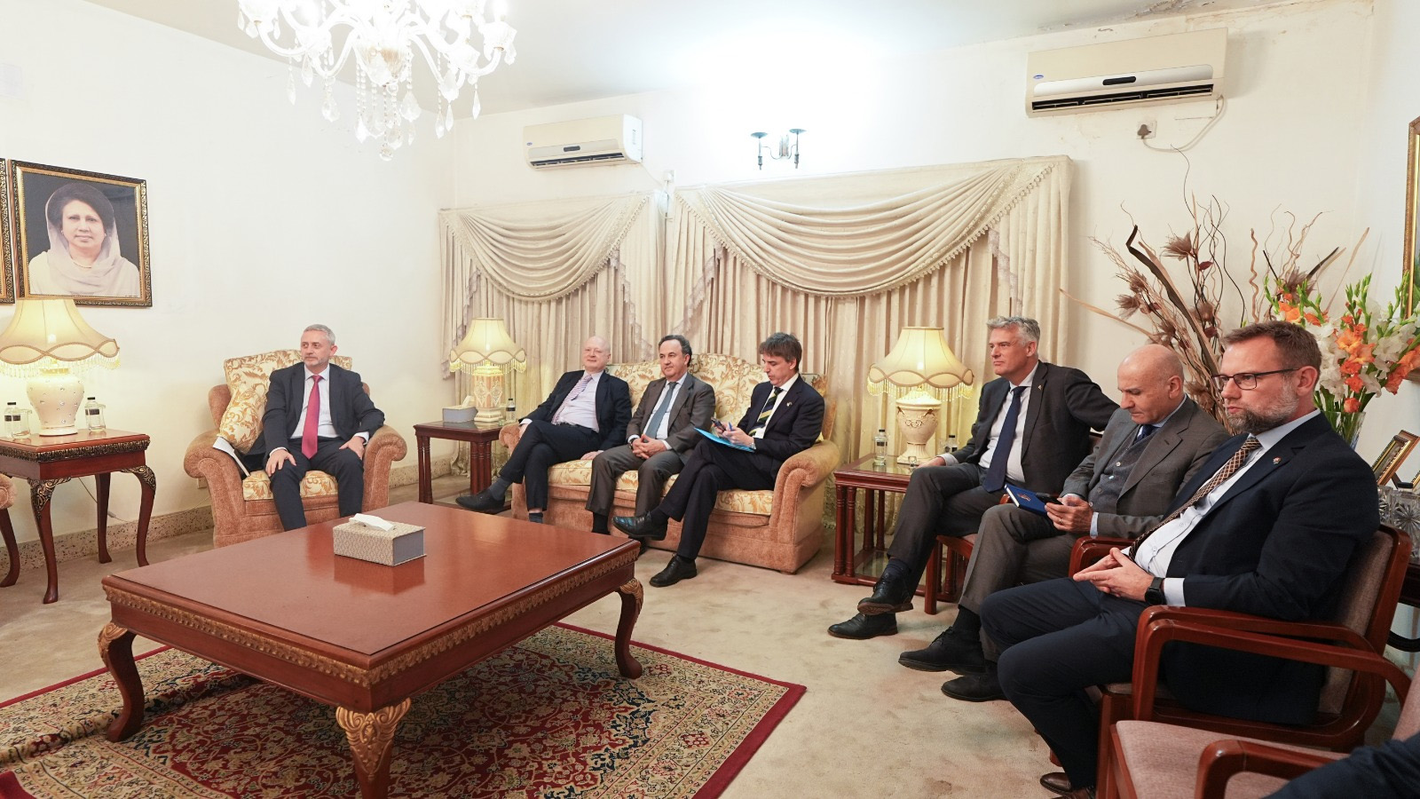 তারেক রহমানের সঙ্গে ইউরোপীয় ইউনিয়নভুক্ত দেশগুলোর রাষ্ট্রদূতদের বৈঠক।