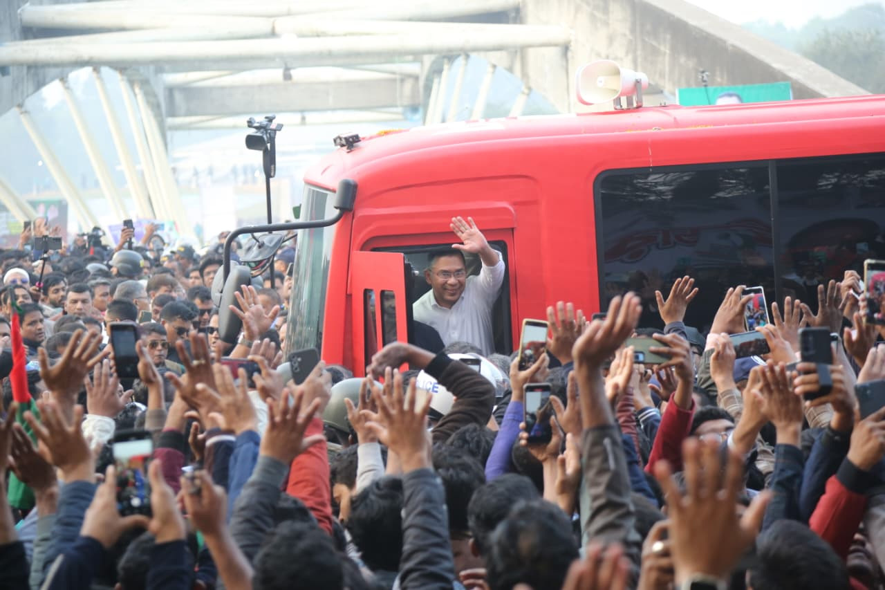 বাবা শহীদ রাষ্ট্রপতি জিয়াউর রহমানের সমাধিস্থলে তারেক রহমান।