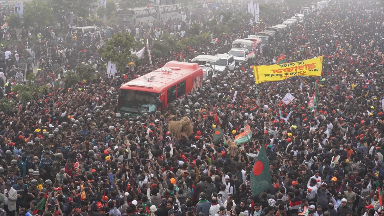 নেতাকর্মীদের বাঁধভাঙা উল্লাস।