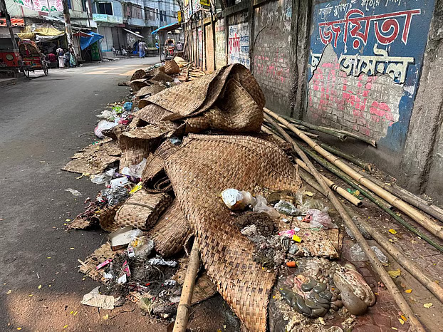 হাজারীবাগ প্রাথমিক বিদ্যালয়ের সামনে দুর্গন্ধ ছড়াচ্ছে কোরবানির বর্জ্য। ছবি: সংগৃহীত