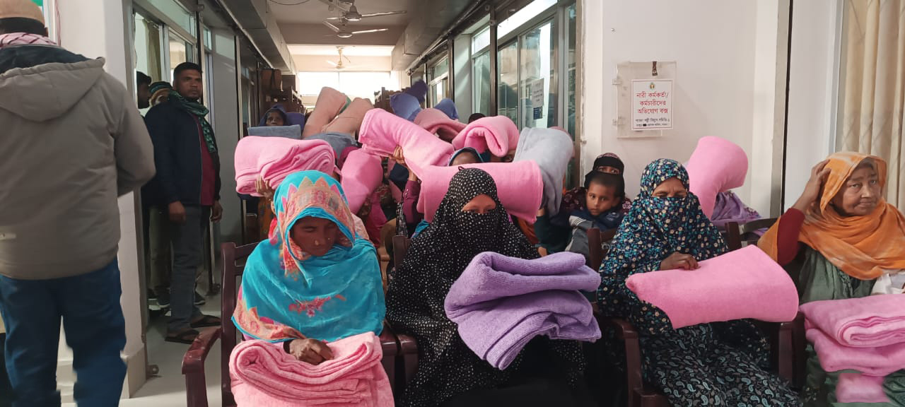 ভাঙ্গুড়ায় শীতার্ত মানুষের মাঝে পল্লী বিদ্যুতের শীতবস্ত্র বিতরণ।