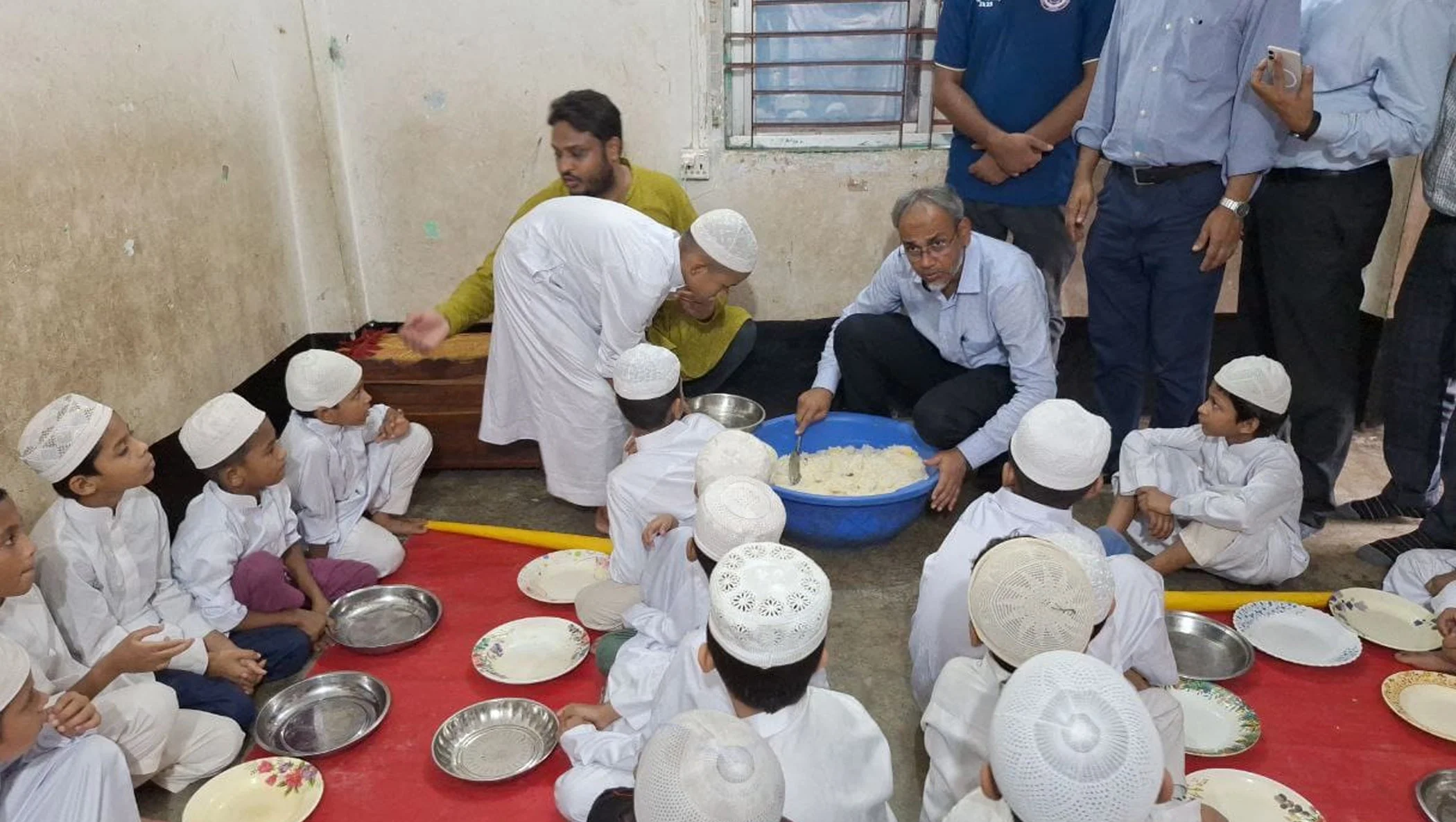 এতিমদের মাঝে খাবার বিতরণ করছেন ডা. রফিকুল ইসলাম।