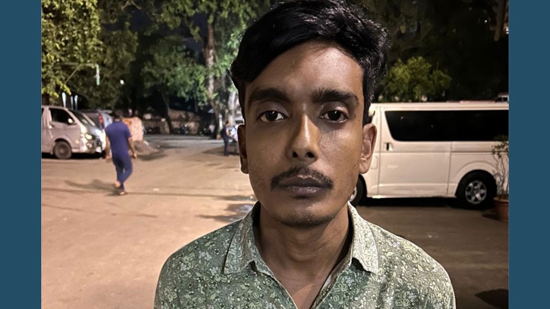 প্রকাশ্যে অস্ত্রের মহড়া, যুবক গ্রেপ্তার