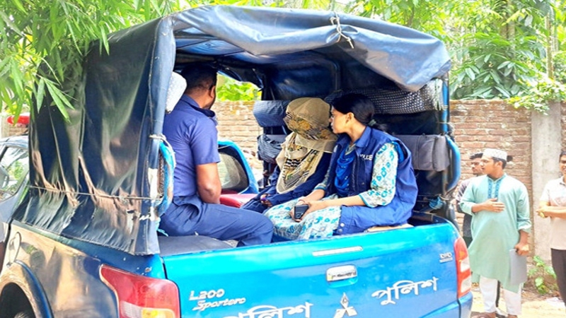 অন্যের পরীক্ষা দিতে গিয়ে আটক গৃহবধূ