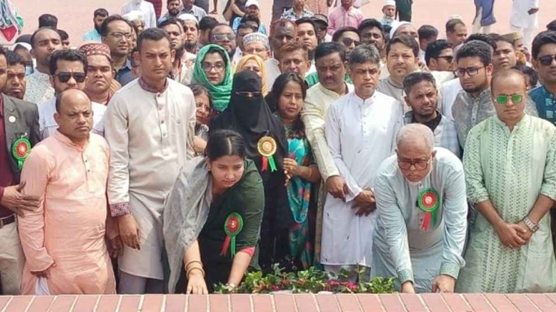 জাতীয় স্মৃতিসৌধে আ-আম জনতা পার্টির শ্রদ্ধা নিবেদন