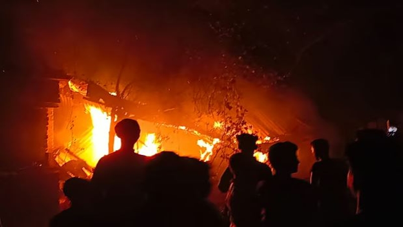 সেই শিশুটি প্রথম জানাজার পর আসামিদের বাড়িতে আগুন
