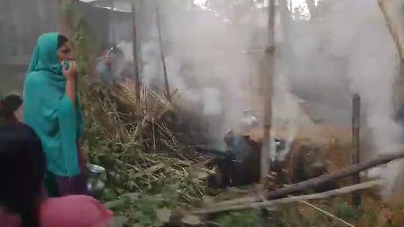 আ.লীগ-বিএনপির সংঘর্ষ, বাড়িঘর ভাঙচুর