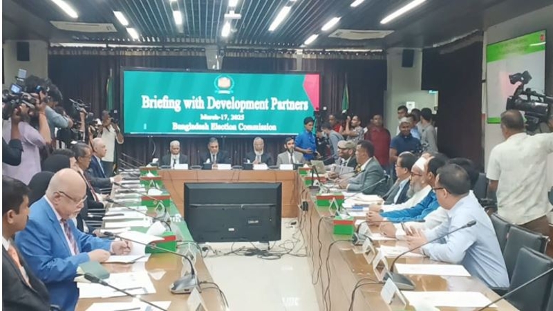প্রবাসীদের জন্য ‘প্রক্সি’ ভোটের বিকল্প দেখছেন না ইসি সানাউল্লাহ